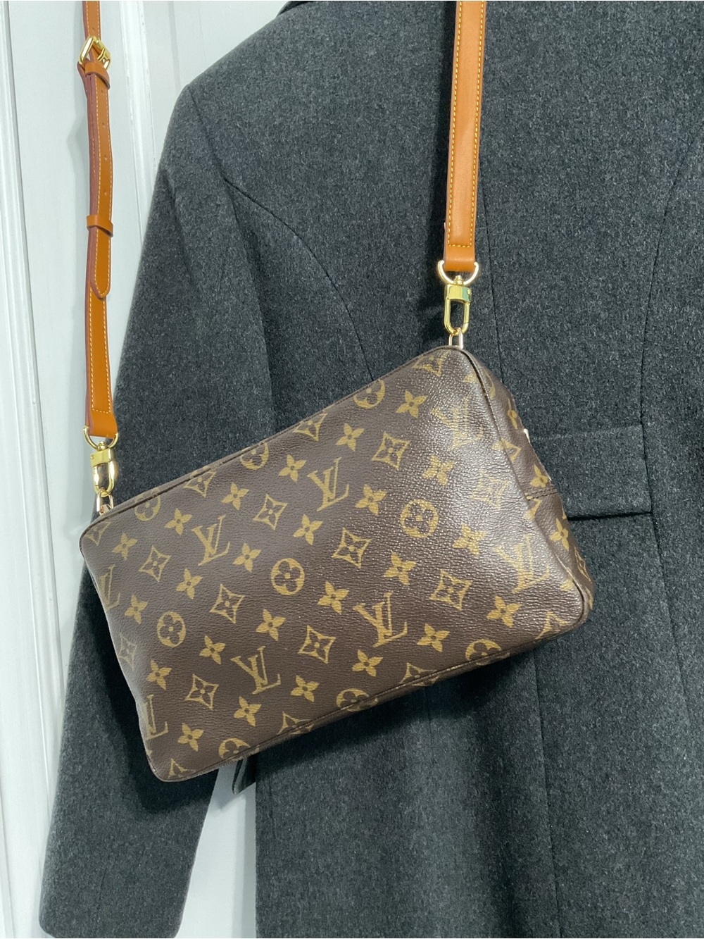 ✅LV TROUSSE 28 CLUTCH 862TH
AUTHENTIC LOUIS VUITTON